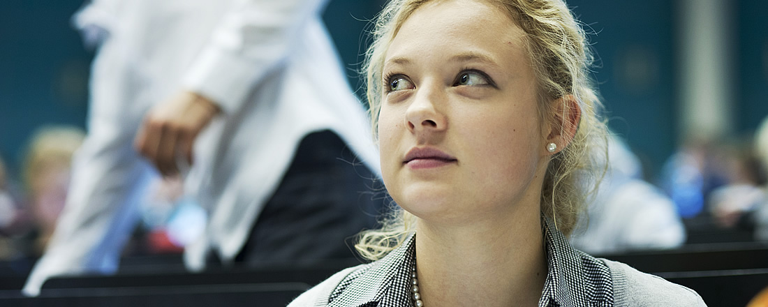 Bild: Studentin in Hörsaal